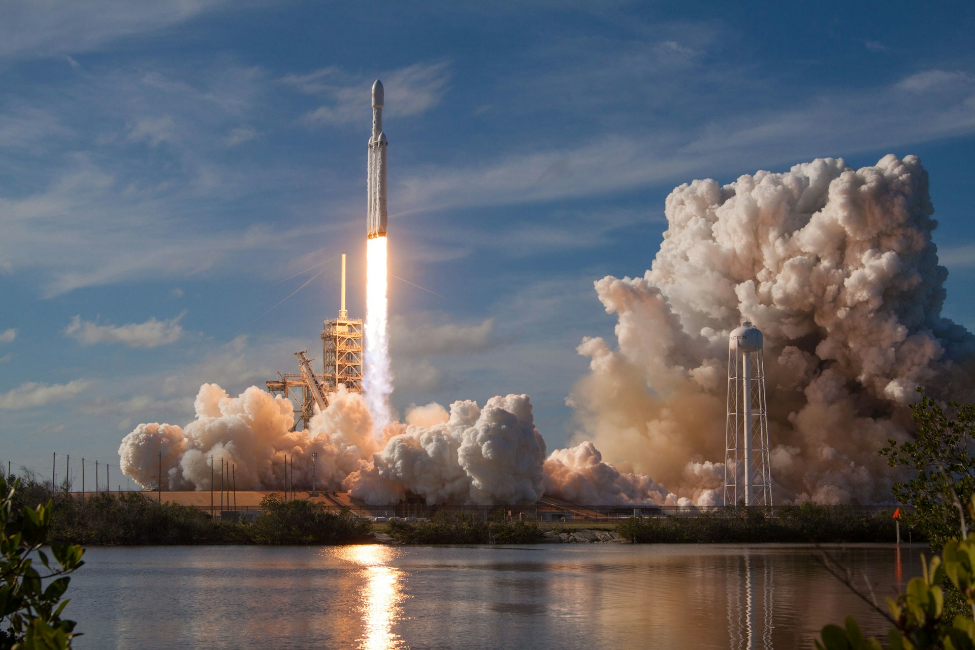 SpaceX 风格火箭发射摄影，象征 SimLab 的数字风洞预演